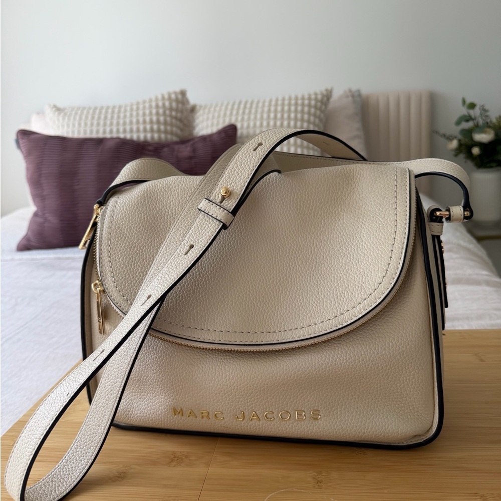 Marc Jacobs The Groove Messenger Bag (Cream)